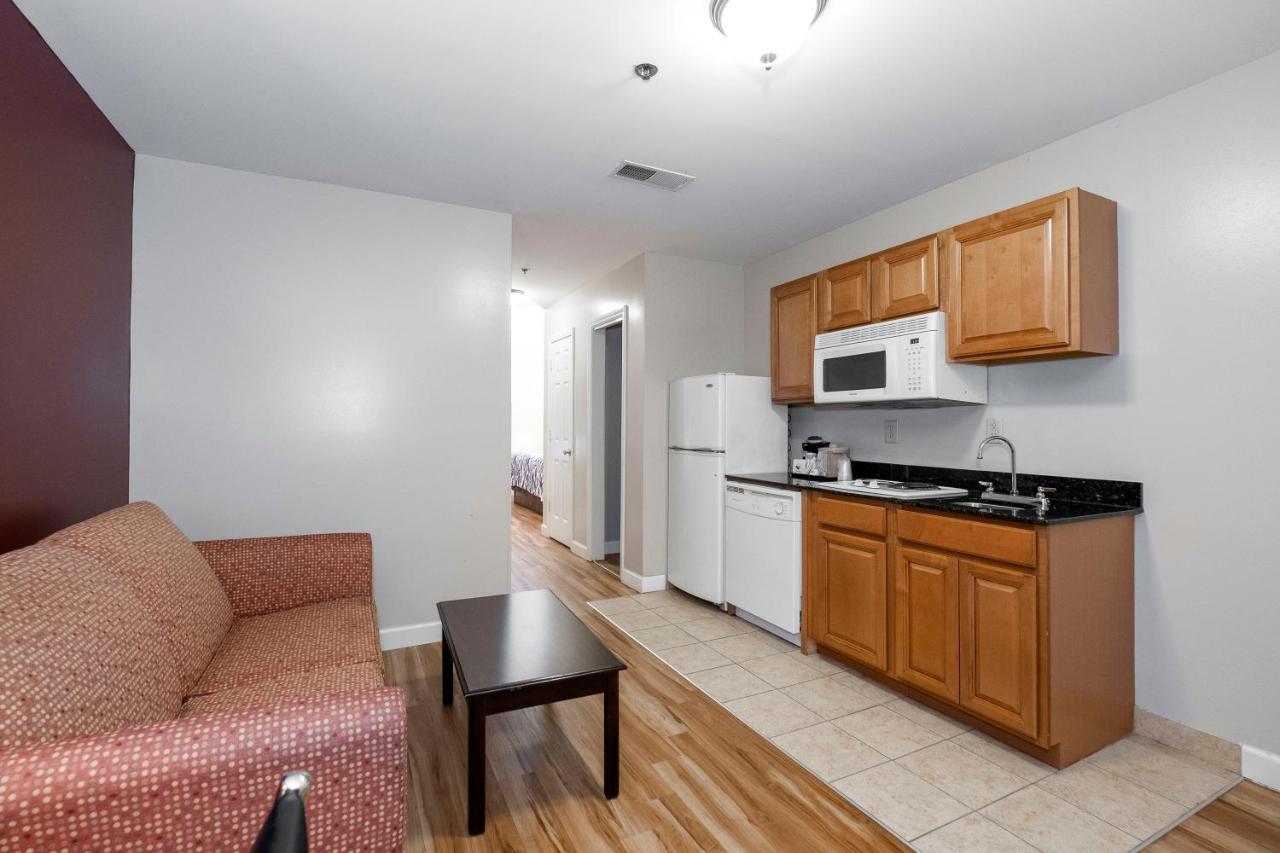 Red Roof Inn & Suites Wilson Extérieur photo