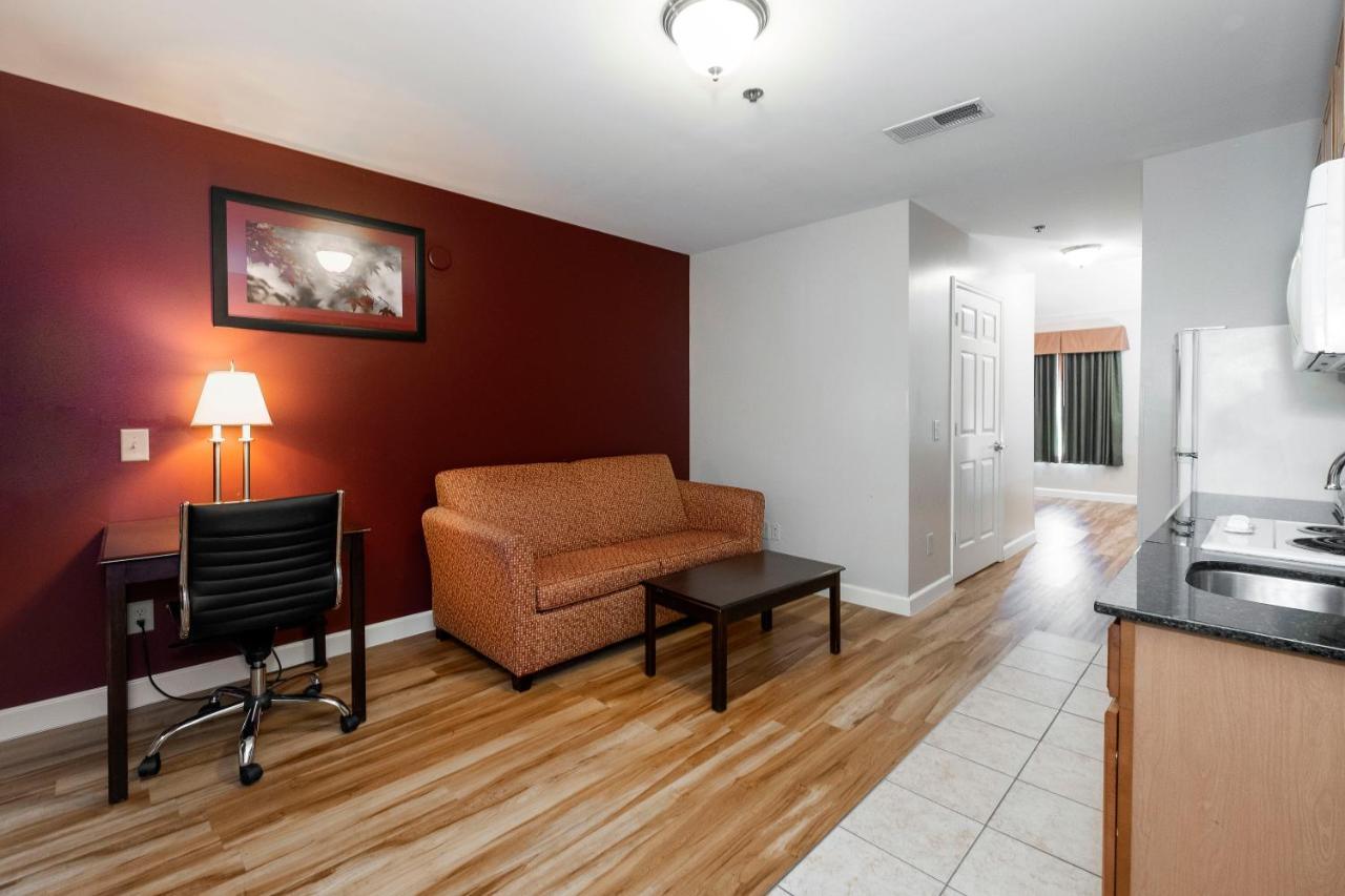 Red Roof Inn & Suites Wilson Extérieur photo