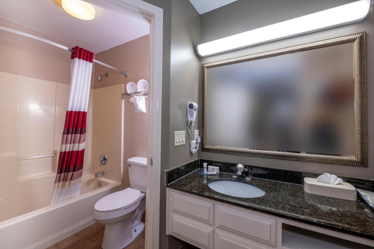 Red Roof Inn & Suites Wilson Extérieur photo