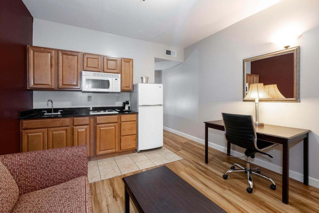 Red Roof Inn & Suites Wilson Extérieur photo