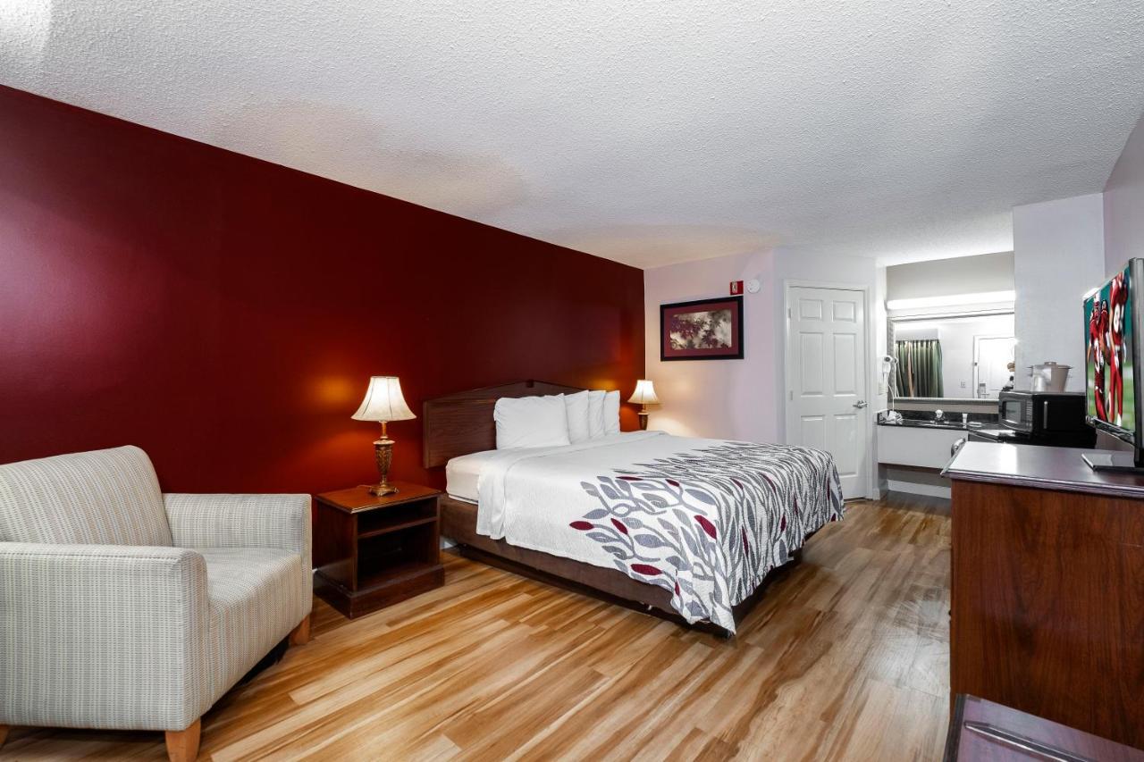Red Roof Inn & Suites Wilson Extérieur photo