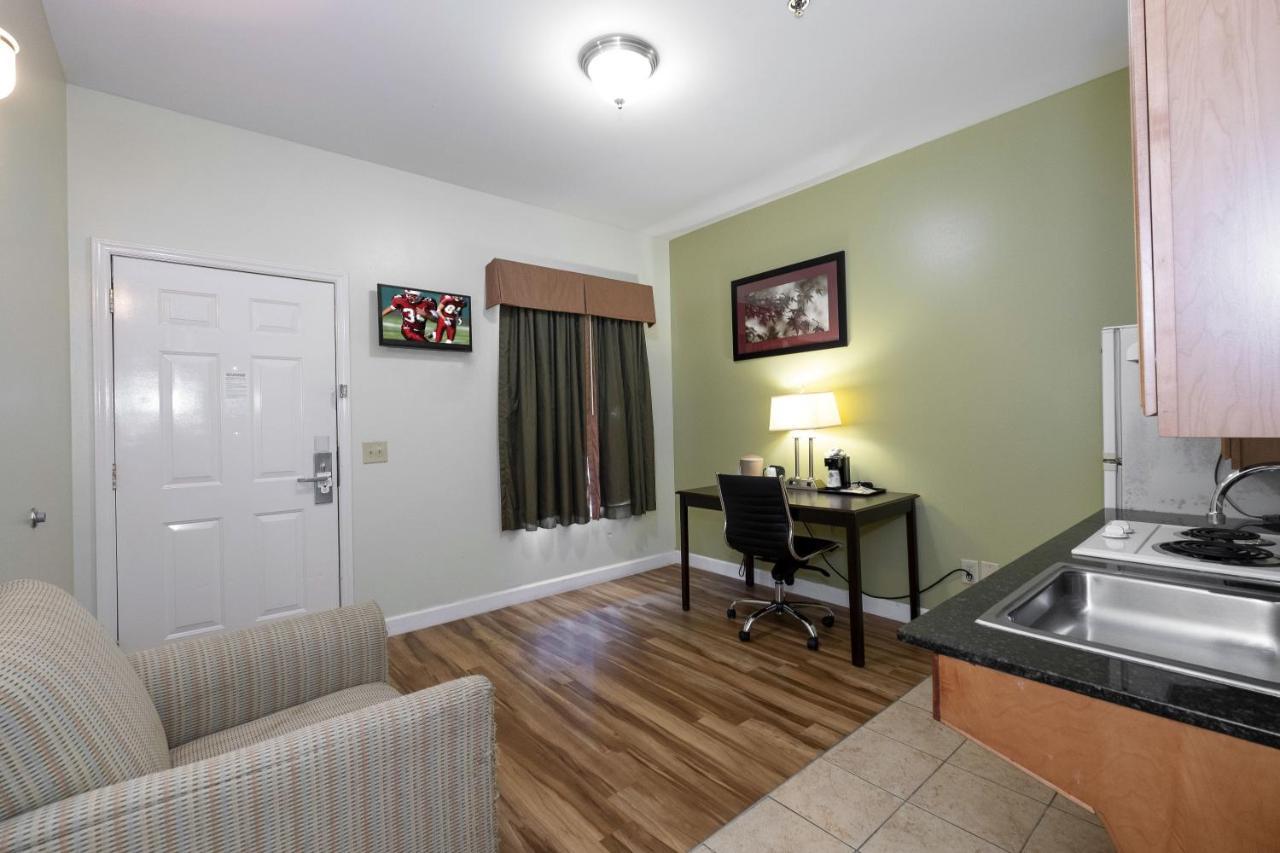 Red Roof Inn & Suites Wilson Extérieur photo
