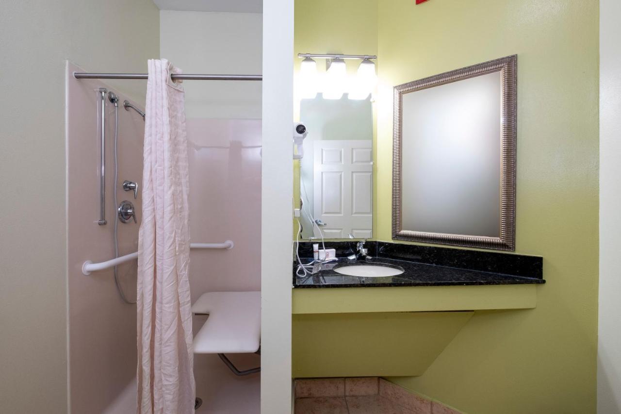 Red Roof Inn & Suites Wilson Extérieur photo