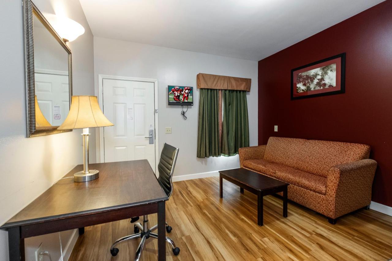 Red Roof Inn & Suites Wilson Extérieur photo